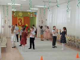 "Мини - мисс". "Мини - мисс".