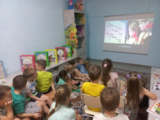 "Пусть всегда будет мир!" "Пусть всегда будет мир!".